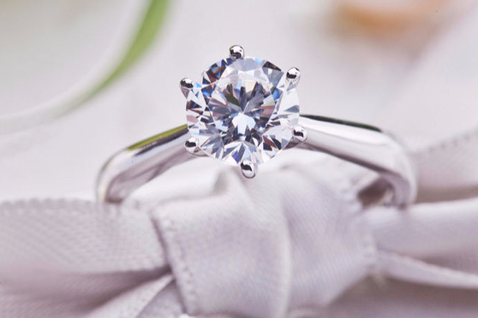 钻石戒指一般会被用来当做求婚礼物，对于大多数的女性来说，对于钻石戒指都非常的喜爱。但是当今市场中有很多钻戒品牌，作为消费者我们不好选择，今天中国婚博会小编为您带来70分的钻戒多少钱？