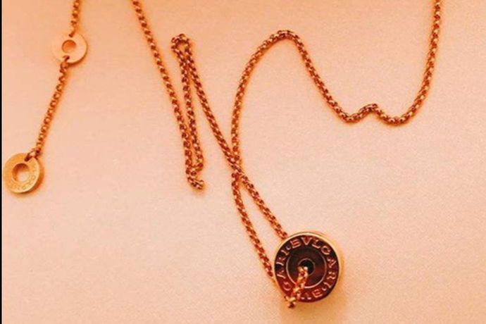相信大家都听说过宝格丽，宝格丽是成立于1884年，是意大利的珠宝品牌了。宝格丽的英文名BVLGARI,提供了珠宝，腕表，皮具，香水，配饰以及各种奢华精品。