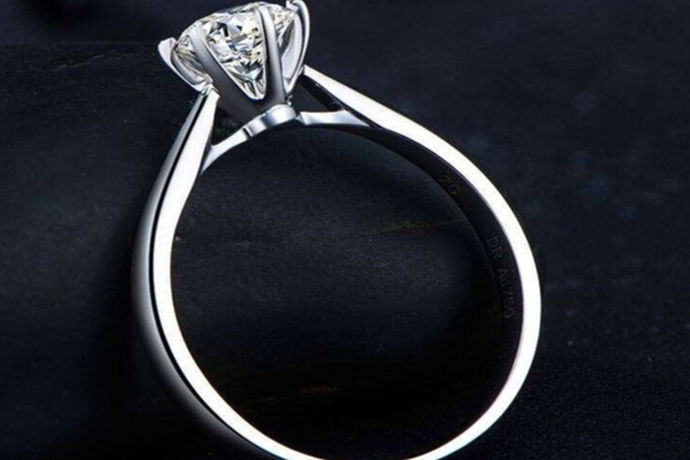 钻石代表着的是永恒和纯洁是爱情的象征，也是幸福的承诺。钻戒是目前非常流行的首饰了，已经不仅仅是局限于在结婚的时候佩戴，人们在平时生活之中也会佩戴。