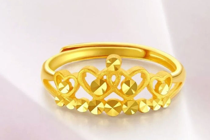 每一对新人在结婚之前都会购买结婚戒指，平时生活中也可以佩戴金戒指，现在金戒指是非常流行的，逐渐演变成各种各样的款式，做工也非常的精细。