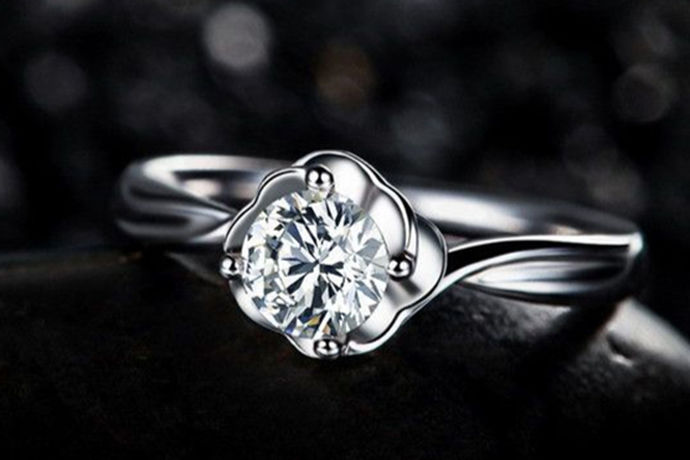 钻石戒指最近这几年一直都吸引着很多的人，大多数女性都希望自己能有一枚好看的钻石戒指。今天中国婚博会小编带您来了解一下60分的钻戒多少钱？