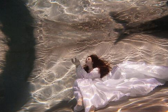 水下婚纱照是在水里吗？