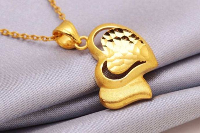 对于很多人来说，可能都会购买黄金饰品，因为这是一种比较常见的装饰品。对于不同性别的人来说，购买的黄金吊坠重量也不一样。今天中国婚博会小编就为大家带来黄金吊坠多少克合适？