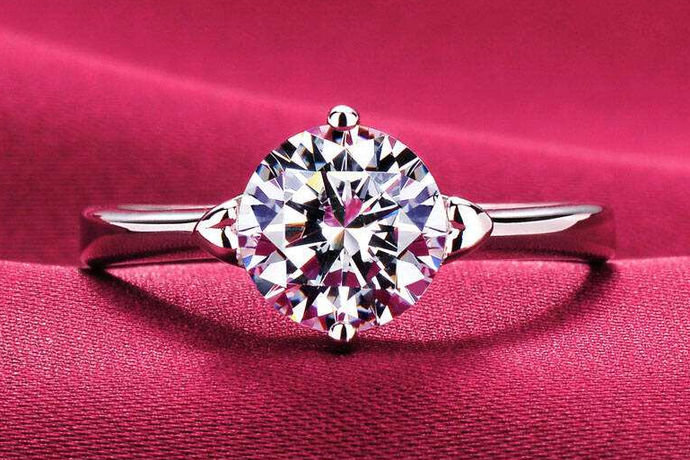 结婚时选择钻石的会比较多，那么该选择哪种规格的钻石会更好呢？是选购钻石时，大家最关注的就是质量与价格了，那么两克拉的钻石需要多少钱呢？