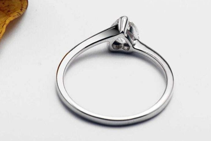 在生活中每个人都喜欢购买自己喜爱的钻石戒指。对于求婚的男士来讲，钻石戒指也是他们的求婚首选。今天中国婚博会小编为大家带来50分钻戒的寓意。