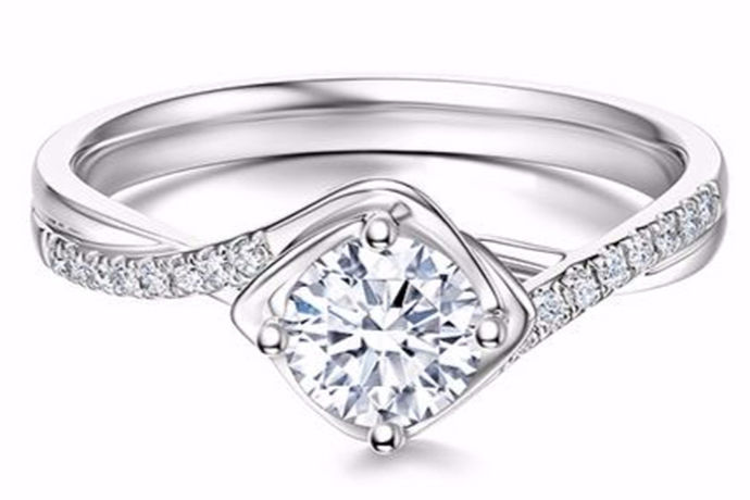 最近，有一个声称一辈子只能买一次的戒指品牌，俘获了许多女孩的心，成为珠宝行业的一颗冉冉升起的明星。这个一生中只能买一次的戒指是Darry Ring钻戒。