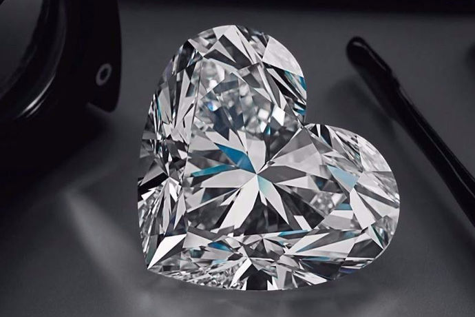 钻石的价值是由市场决定的。只要市场有需求，钻石的价值就存在。如今，许多人把结婚戒指放在家里睡觉。当他们买它们的时候，它们是昂贵的，不值得钱。所以他们说钻石不值钱。回收钻石确实很便宜。钻石戒指的市场仍然很大，品牌珠宝店从钻石中获利。