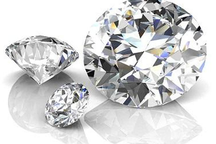 钻石作为一种宝石类矿物，是世界上最有魅力的宝石之一，自问世以来就深受大家的追捧和喜爱，人类自古以来就有对于美的追求，对于钻石的渴望是从上个世纪以来的，随着商家的吹捧，使得钻石大卖热卖，不得不说这样的一颗闪耀着光芒的宝石，象征着美好，不断的受到人们的追捧和喜爱。但是钻石的价格昂贵，也就被纳入了奢侈品的行列中，因此有不少的不法之徒动起了歪脑筋，如何分辨钻石的真假成了人们越来越关注的问题。