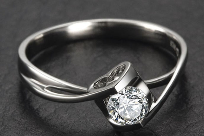 钻石是一种美丽稀有的矿物质，是爱情和忠贞的代表，代表着永恒不变的爱情。所以在求婚时会选择钻石作为一个求婚的礼物，也是作为一个定情的信物，那么对于钻石的种类你又了解吗？下面就跟着小编一起去了解吧。