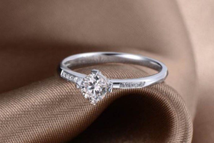 对于现在的人来说，很多人都喜欢购买钻石戒指，因为这是一种非常好看的饰品。那么对于现在的市场行情中来说，它的价格怎么样呢？今天中国婚博会小编就带大家一起来了解一下钻石一克拉多少人民币？