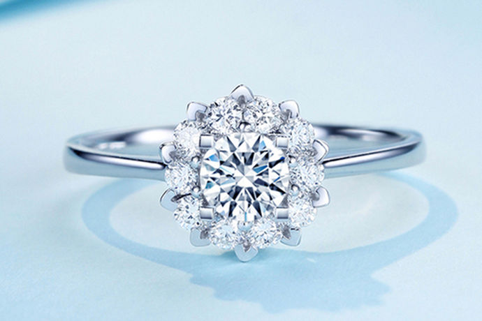 不论是恋爱、订婚、结婚或是纪念日，都会有钻戒的身影出现，如何选择一份能守护终身爱情的钻戒产品就成为了至关重要的问题。那么，哪个牌子的钻石好呢？