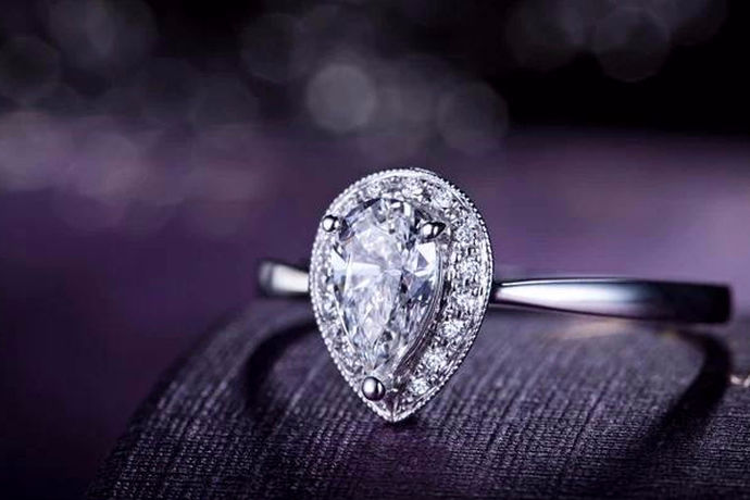 我们都知道，对于现在的年轻人来说有很多装饰品。但是如果你要问一个女士，她喜不喜欢钻石戒指，那么他的答案肯定是肯定的。今天中国婚博会小编就为大家带来钻石戒指怎么看？