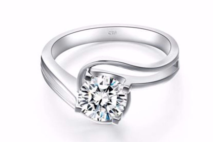 我们都知道在当今的市场上钻石戒指非常受到年轻人的喜爱。很多人都会购买钻石戒指来进行佩戴，因为它非常的好看。今天中国婚博会小编就为大家带来周大福的钻戒。