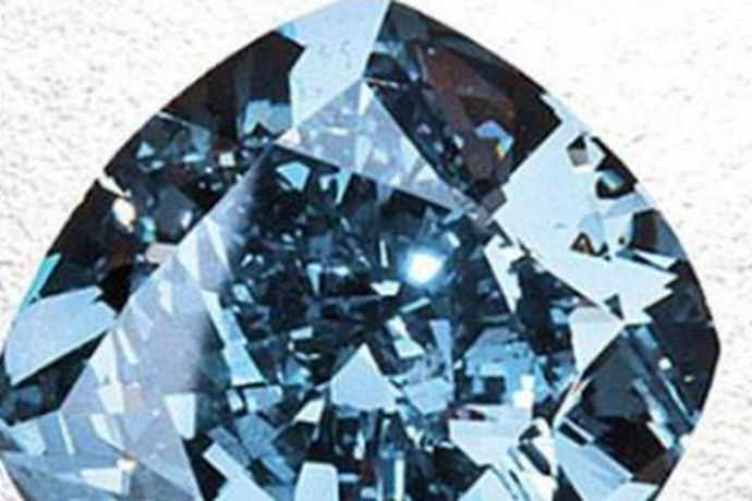 我们日常生活中所认识的钻石是一种在自然界形成的极其坚硬的物质，是世界上最坚硬的宝石。钻石的形成是及其艰难的，需要在特定的高温高压条件下，碳元素才有几率逐渐的转变为钻石，钻石的个头越大，其形成也越困难，所以钻石的大小往往是直接决定钻石价格的因素。钻石戒指普遍被人们选做结婚戒指，因为钻石其永恒不灭的性质往往就象征着爱情的忠贞不渝以及海枯石烂。所以呢，买钻石当做结婚戒指是再适合不过的了。