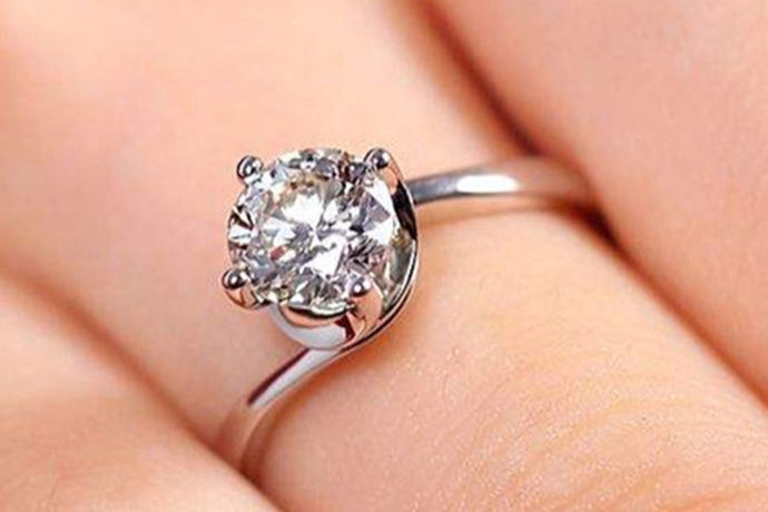 在结婚时，许多年轻人会选择购买钻石戒指来作为结婚的一个定情信物，那么在选择购买钻石戒指的时候应该如何选择呢？下面就跟着小编一起去了解吧。