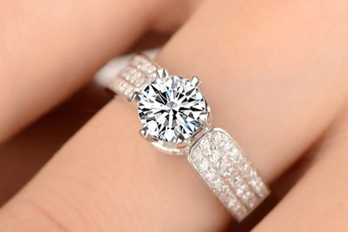 现在结婚时许多人会选择钻石来作为一个钻戒的整体衬托，那么对于选择钻石呢，应该如何选择呢？下面就是由小编为您整理的相关资料了，希望会对您有所帮助。