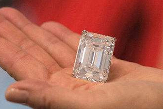 钻石戒指是一种非常吸引人的首饰品。大部分的人都会在生活中购买一枚自己能够承担得起的钻石戒指。今天中国婚博会小编为您带来100克拉钻戒多少钱？