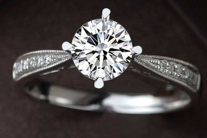 对于大部分的女性来说都非常的喜欢钻石戒指。钻石戒指作为日常生活中一种常见的装饰品。深受众人的青睐，今天中国婚博会小编为大家带来钻石哪里买便宜？