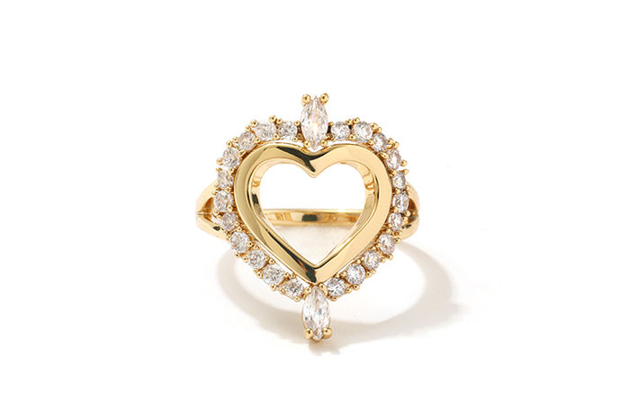 不论是在求婚还是结婚的时候，人们都会购买戒指，因为戒指象征着两个人爱情的结晶，具有美好的寓意。