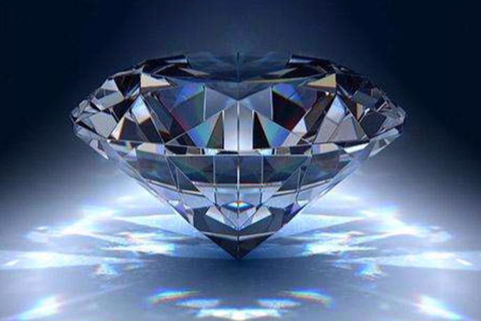 钻石代表着永恒不变的爱，所以当男士遇到自己心仪的女士时，都会用一枚钻戒把对方圈住。但是钻石的质量也有着重要的影响，所以选择一个放心的钻石要了解一下钻石知识。那么接下来小编给大家介绍一下钻石哪个好。