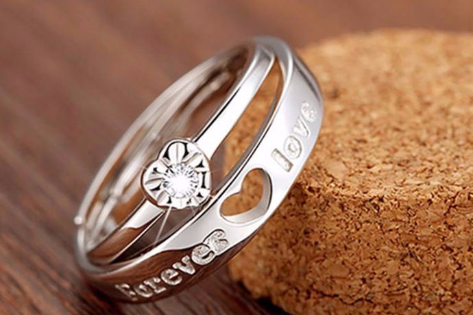 人们使用银饰品已经有着几千年的历史，它既可以被打造成为小宝宝佩戴的长命锁以及银手镯、脚镯，也可以被打造成有着颇有装饰感的银戒指。银戒指的价格普遍不高，主要是根据戒指的工艺以及品牌而定，那么大家知道周大福银戒指多少钱吗?
