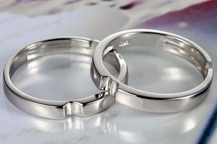 在日常生活中，女生都会购买一些自己喜欢的首饰。比较常见的就是项链，戒指，耳环。那么今天中国婚博会小编带大家一起来了解一下银戒指的价格。