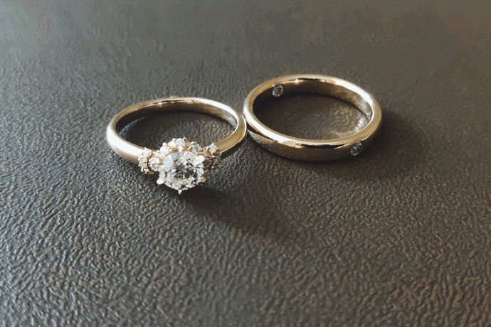 相信大家对于钻石戒指已经有了一定的了解，钻石首饰一直都是吸引众多的消费者。对于它的价格来说，可能大部分人都比较的关心。今天中国婚博会小编为您带来6克拉的钻戒多少钱？