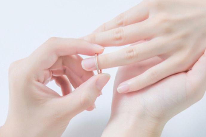 有没有马上就要结婚还不知道结婚戒指应该戴哪只手指上的小伙伴儿呢？今天，中国婚博会小编给您介绍一下结婚戒指戴哪只手指。