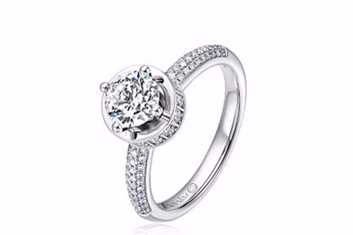 结婚的时候购买40分的钻石戒指是大多数人的选择，分量刚好，价格也适中。40分的钻石重量并不算小，佩戴在手指上也不会显的手指过于笨重，又不会让人觉得没有分量。因此，月薪工资在五千块钱以上的小白领们在结婚的时候，普遍都会选择购买40分的钻石戒指。下面就和小编一起看一看40分的钻石戒指多少钱这个问题吧。