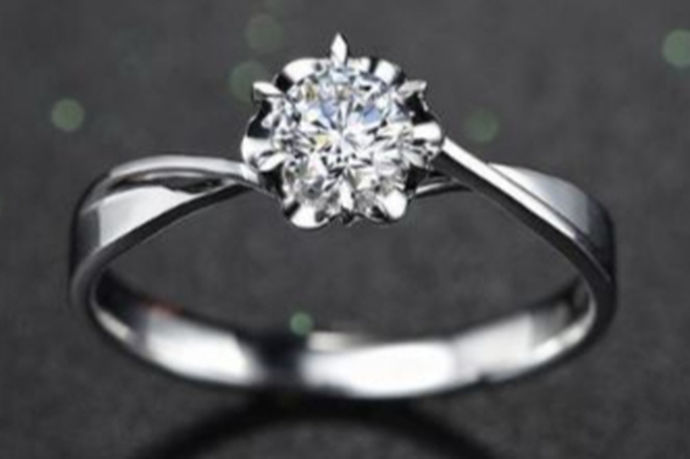 随着人们结婚这件事情的越来越重视，戒指也成了结婚的时候必不可少的一个象征，但是有很多新人不知道怎么去选择，那么买戒指去哪家最好呢？下面就跟着小编一起来了解一下。