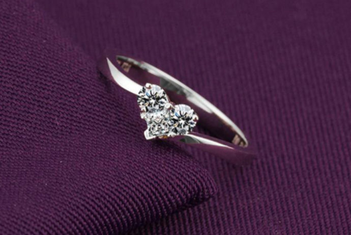 钻石作为一种爱情和恒久的象征被越来越多的人所喜爱，尤其是结婚的时候一般都是为心爱的女人送上一个钻石戒指，而钻石戒指根据大小也有很多不同，下面就和小编看一下，国外买钻石便宜吗这个问题吧。