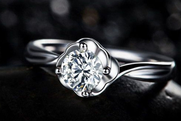 对于生活中比较常见的饰品来说，钻石戒指就是其中的一种。很多人对于选择他的方式来说都有自己的想法，对于求婚的人来说，他们可能会选择去定制钻戒。今天中国婚博会小编为您带来钻戒定制流程？