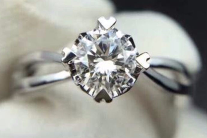 近几年来随着时代的发展，越来越多的人喜欢购买钻石戒指。常见的钻石戒指重量有30分，50分，1克拉。你知道1克拉等于多少分吗？今天中国婚博会小编带您来了解一下。