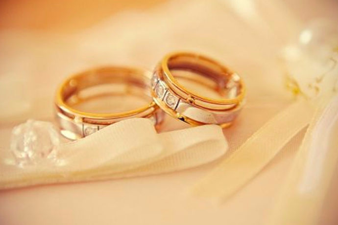 指间的结婚戒指是对两人无坚不摧的婚姻和携手共度的誓言绝佳的象征，是新人在筹备婚礼时一定会准备的爱情信物，不过市场上结婚戒指的材质有很多种，像铂金戒指、18k金戒指等都可以作为结婚戒指之用，这里新人或许有疑问了，结婚戒指什么材质的好呢?下面跟着小编一起去了解一下吧!