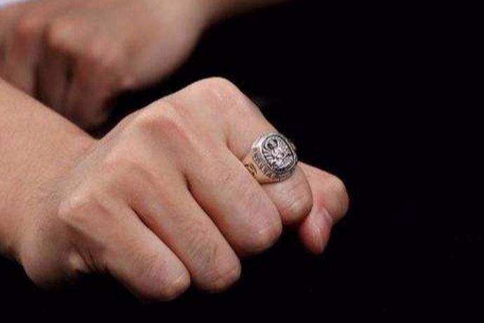 众所周知，无名指上戴戒指的人表示着已经结婚，属于名花有主的人，所以这类人就不要过去打扰，那么戴在食指上的戒指有什么意思呢？接下来就带大家了解下。一起来看看吧。