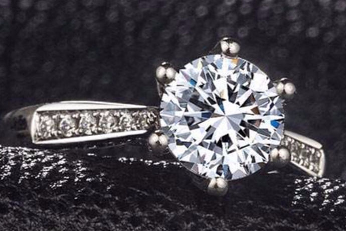 钻石婚戒已经是目前中国年轻人结婚主流选择的珠宝，特别是国内市场近年来发展的十分迅猛，已经逐渐成为世界主要的钻石消费市场。在这样的背景下，国内外各种各样的珠宝品牌令人挑选的眼花缭乱。接下来小编就带大家看看爱度钻石怎么样?