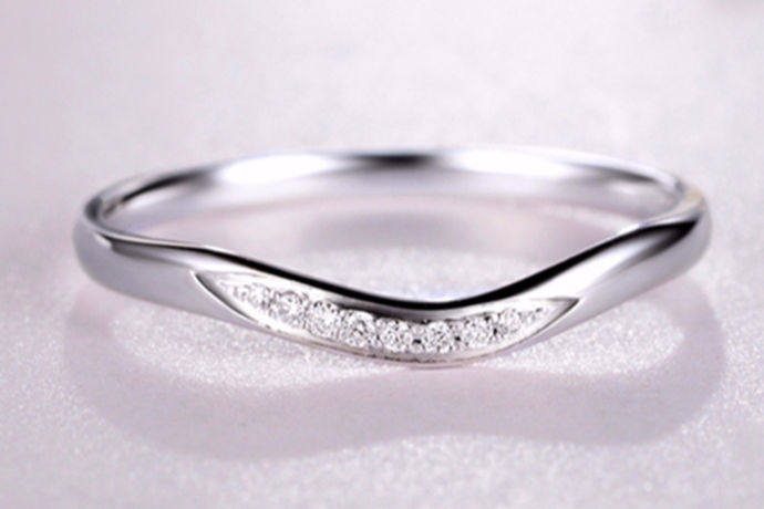 戒指作为日常生活中一种比较常见的饰品，有非常多的款式和材质。佩戴在不同的手指上也有不同的含义，今天中国婚博会小编为您带来结婚戒指戴哪个手指？