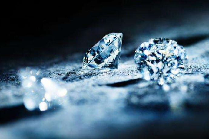 大部分的女性都非常的喜欢钻石戒指，对于钻石戒指来说，它非常的璀璨与闪耀。今天中国婚博会小编为您带来最便宜的钻石多少钱？不清楚的可以看看下面的内容！