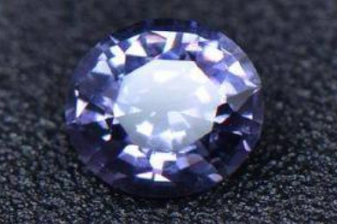 现在的婚礼对仪式感的要求越来越高，很多人会在结婚的时候买上一对钻石戒指来作为彼此的信物，但是很多人都不会区分真钻石和假钻石的区别，可能一不小心就会买到假货。那么下面就跟小编一起来了解一下真假钻石的区别。
