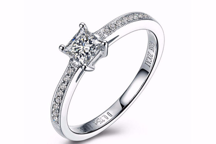 很多人在日常生活中都会购买钻石戒指。钻石戒指是一种非常珍贵而且闪耀的饰品。今天中国婚博会小编为您带来钻石的相关介绍——钻石是c多少。