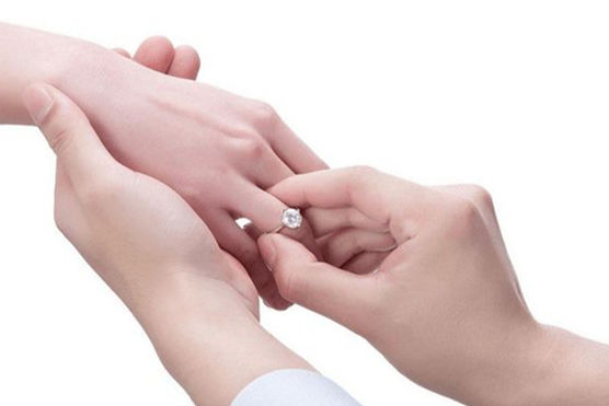 女生订婚戒指戴哪个手指