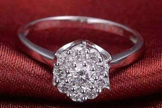 在这个时代，浪漫这个词被反复解释，特别是在求婚时。一个浪漫的求婚不能没有一个见证人的戒指。选择一个好的戒指可以使提议更完美。现在很多人会选择40分的钻石戒指。你知道价格吗？我来告诉你。