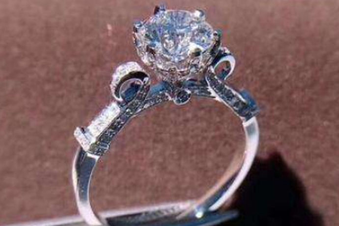 相信对于大部分的人来说，在日常生活中都会购买钻石戒指这种装饰品。装饰戒指不光是女士喜欢，在日常生活中男士也很喜欢购买。今天中国婚博会小编就为大家带来一克拉戒指一般多少钱？