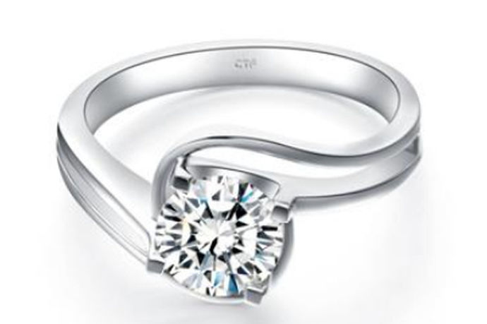 我们大家都知道，在日常生活中戒指是一种非常常见的装饰品。对于戒指来说，你知道哪些关于它的行情呢？今天中国婚博会小编就带大家一起来了解一下镶嵌一个戒指多少钱？