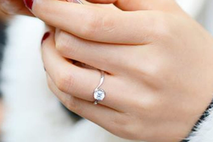 在日常生活中，我们总是会购买戒指作为自己的装饰品。每个人都喜欢购买自己独特风格的戒指。但是在戒指佩戴了一段时间之后，可能尺寸就没有那么合适了。今天中国婚博会小编就为大家带来戒指戴不上怎么办？