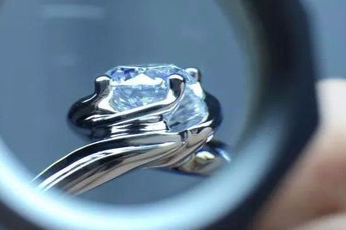 我们都知道对于大部分的新人来说，他们在结婚的时候都会购买钻石戒指，因为这是一种非常耀眼闪亮的装饰品。那么今天中国婚博会小编就为大家带来钻石哪里买？