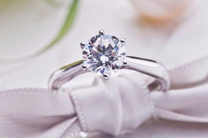 钻石戒指现在越来越受到年轻人的喜爱，不管是作为日常佩戴的装饰用品还是作为结婚时的婚戒。对于钻石戒指来说它有很多不同的品牌，那么今天中国婚博会小编就为大家带来钻戒什么牌子？