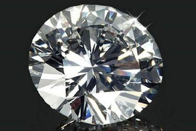 很多女生对于钻石饰品都有一种莫名的好感。大部分的女性都希望拥有一枚自己的钻石戒指。可是在市面上钻石戒指的价格比较昂贵，那么今天中国婚博会小编带大家一起来了解一下2克拉裸钻大概多少钱？