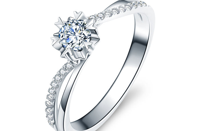 对于现在大部分的人来说，在结婚的时候可能都会选择购买钻石戒指。因为很多女生都喜欢钻石戒指，今天中国婚博会小编为您带来结婚30分的钻戒小了吗？