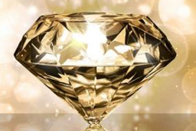 不管是准备结婚的人还是单纯买来做装饰品的人，钻石对于大部分的人来说是首选之物，戴上一枚钻戒，它不仅可以增加我们的气质，还可以发散我们的魅力，提起钻石，可能每个人都会觉得他是闪耀而璀璨透明的，钻石是透明的吗？接下来就和小编一起来了解一下这个问题。